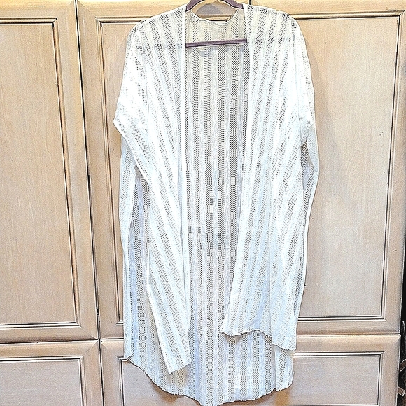 💥Torrid White Ruana - Picture 1 of 7